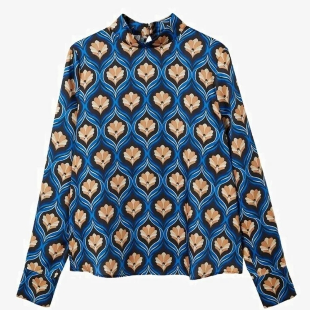 Retro mock neck lightweight top.  Incredible design